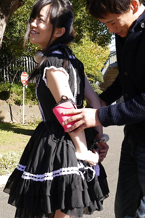 Newcomer Yui Kyouno has a fun day in the van giving handjobs to men