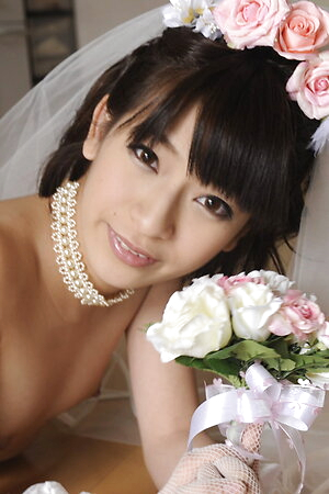 Young married Ruri Narumiya takes off her dress and reveals her body